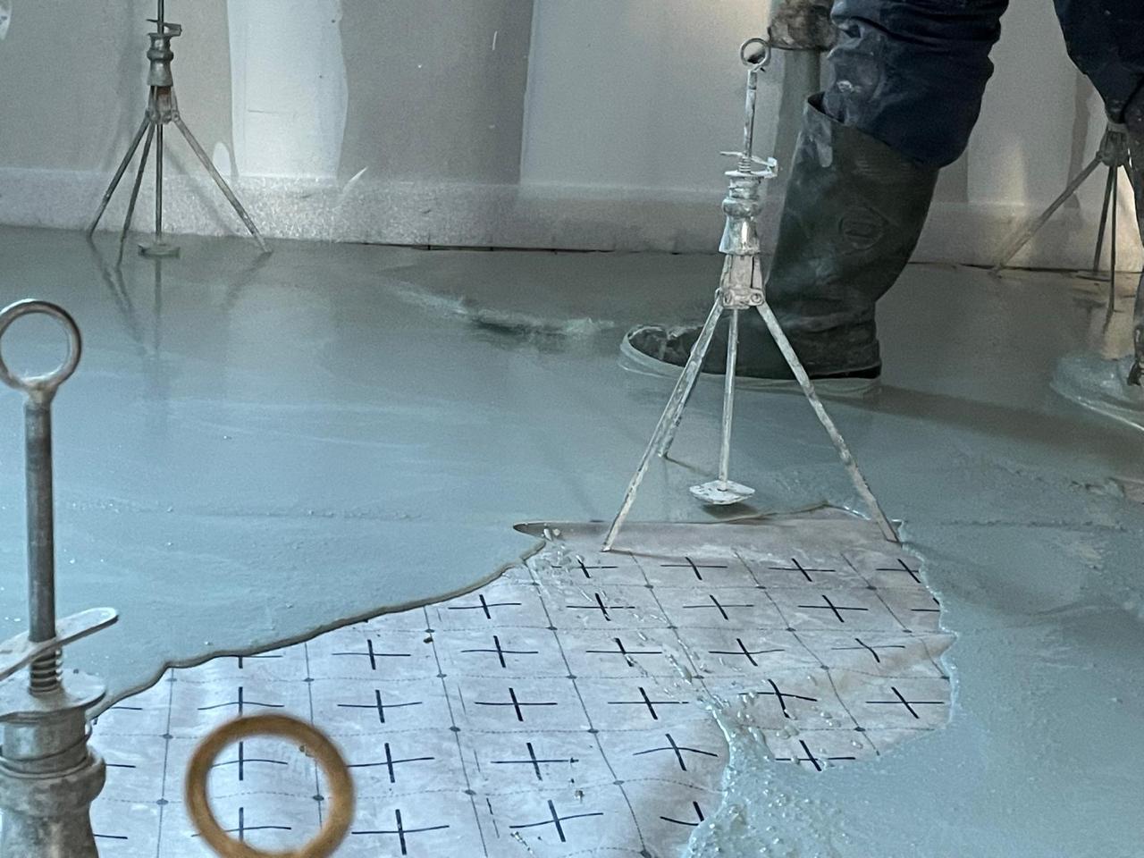 Coulage chape liquide avec trépieds de niveau - Ovalpro